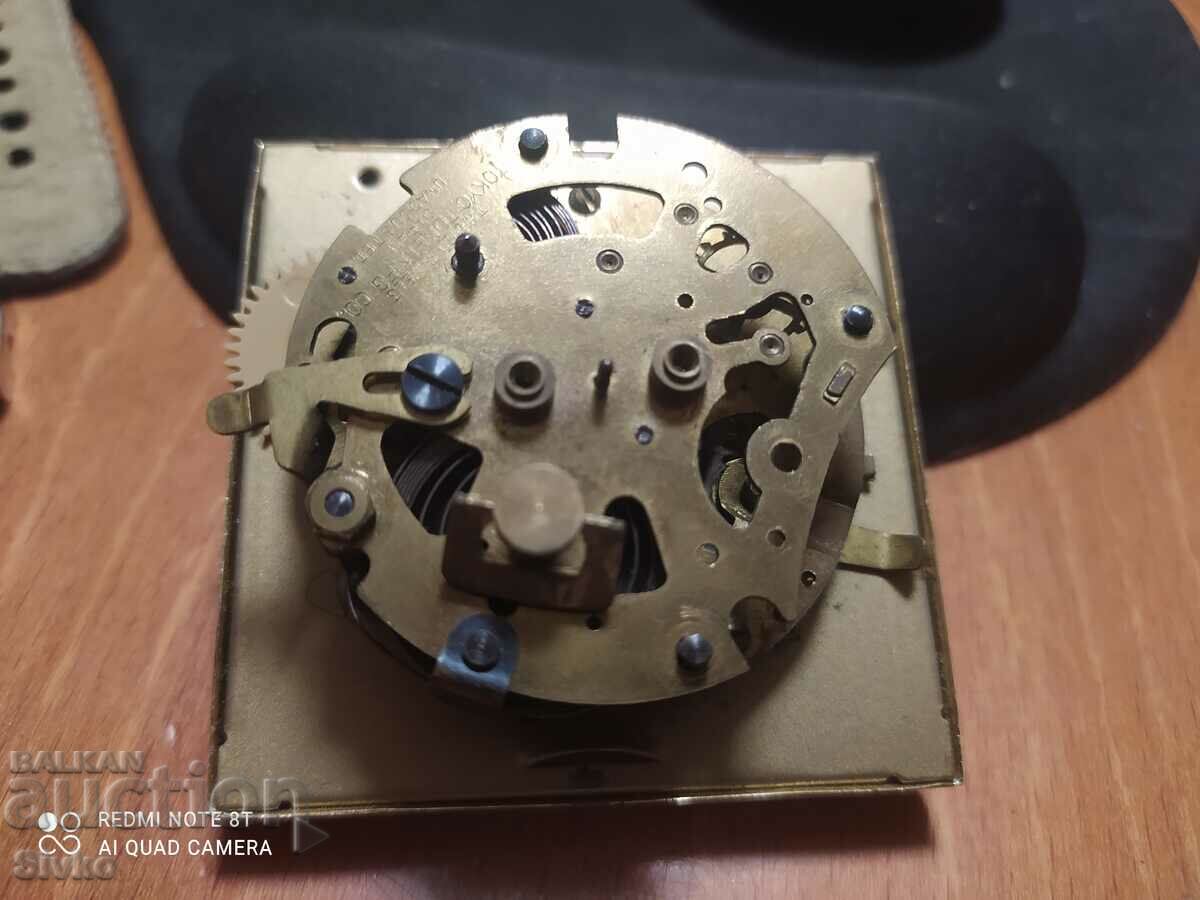 Table clock vintage CORAL with price 4.99 BGN | € 2.55 Table clock vintage CORAL with price 4.99 BGN | € 2.55