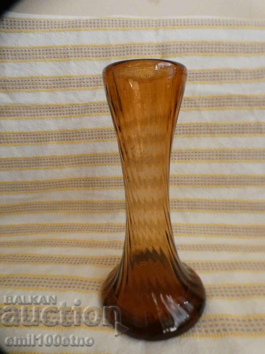 Стара ваза от дебело цветно стъкло