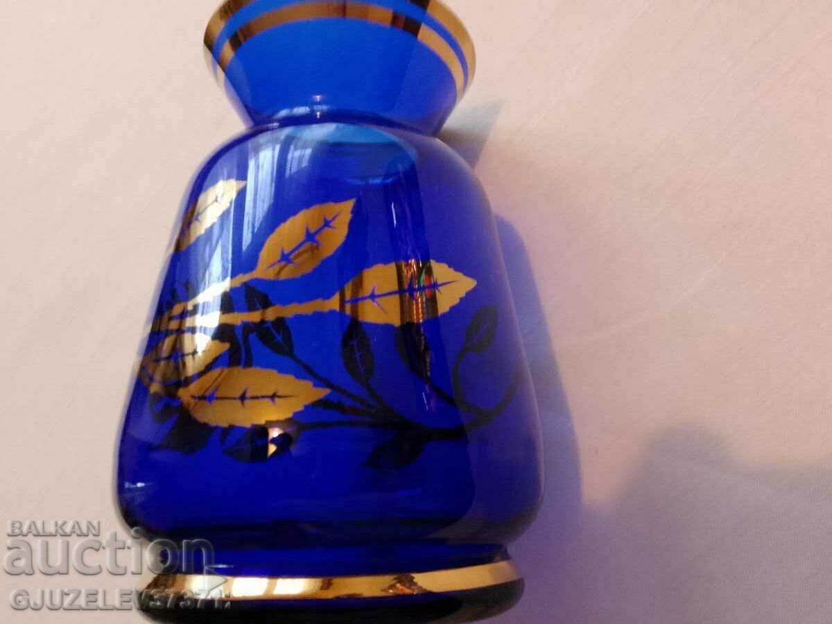 Vasă din sticlă de cristal albastru cu flori aurii Boemia