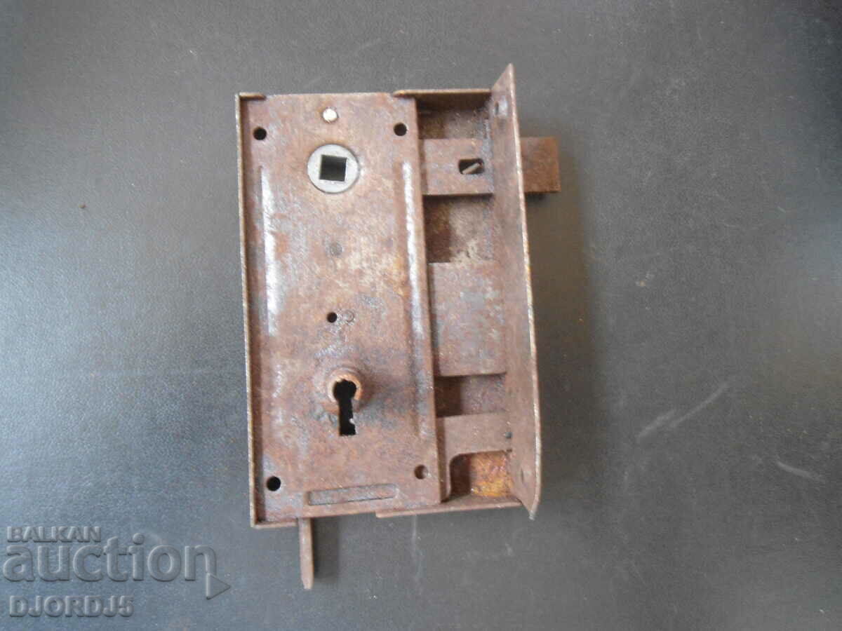 Old lock with price 3.00 BGN | € 1.53 Old lock with price 3.00 BGN | € 1.53
