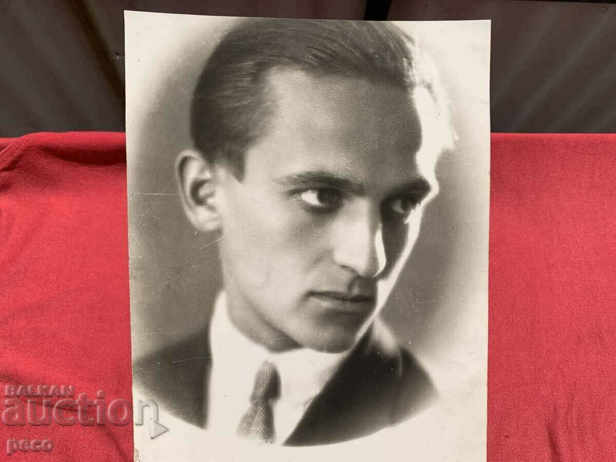 Georgi Ivanov, actor, editor of the magazine Cinema art of the 1930s with price 30.00 BGN | € 15.34 Georgi Ivanov, actor, editor of the magazine Cinema art of the 1930s with price 30.00 BGN | € 15.34