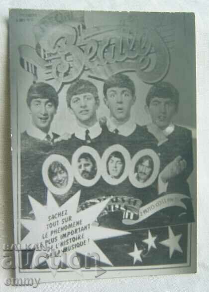 Δημοπρασία Παλιά μικρή φωτογραφία του ποπ/ροκ συγκροτήματος The Beatles - 2 κομμάτια Δημοπρασία Παλιά μικρή φωτογραφία του ποπ/ροκ συγκροτήματος The Beatles - 2 κομμάτια