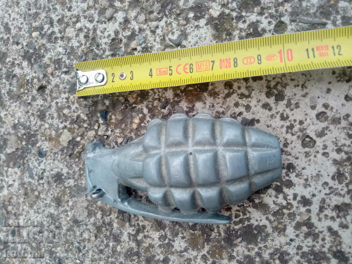 Old aluminum buckle in the shape of a grenade with price 19.99 BGN | € 10.22 Old aluminum buckle in the shape of a grenade with price 19.99 BGN | € 10.22