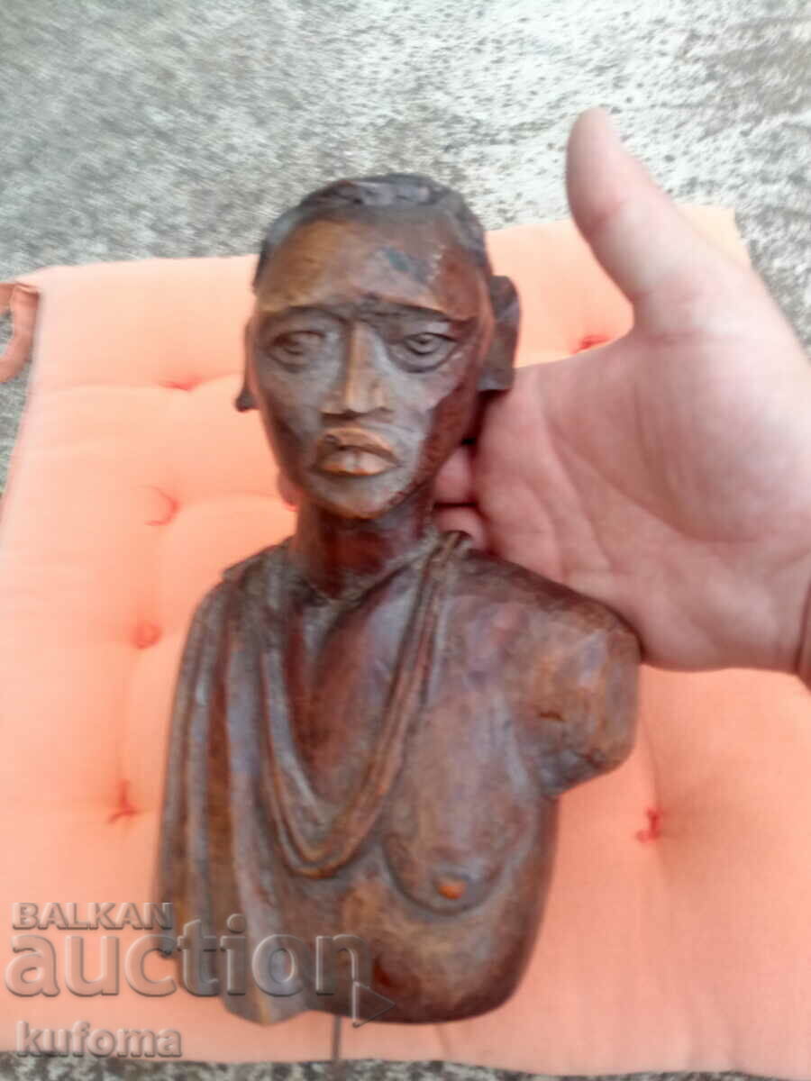 Sculptură africană din lemn sculptată manual
