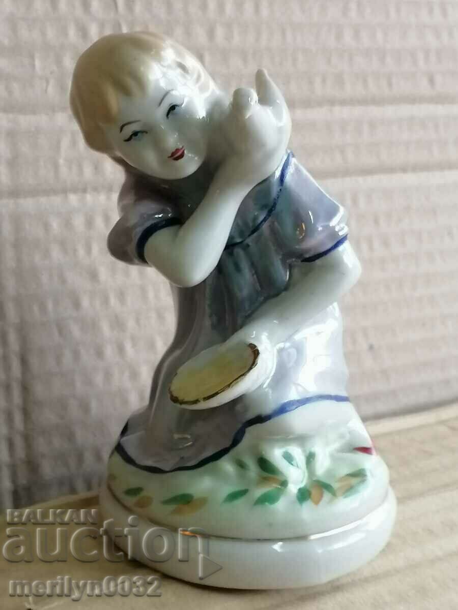 Figura fată hrănește porumbel statuetă din plastic porțelan URSS