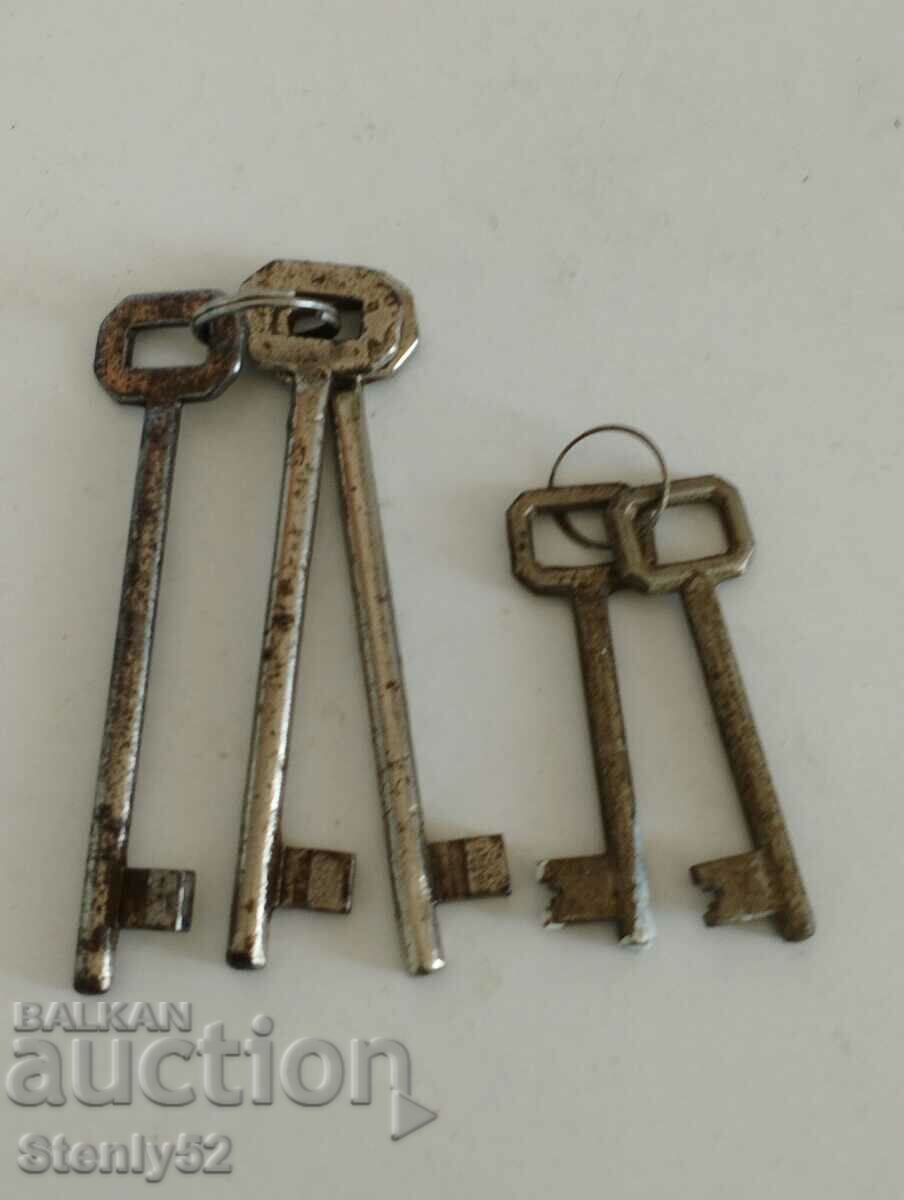 5 old iron keys, large 11 cm, small 7.5 cm