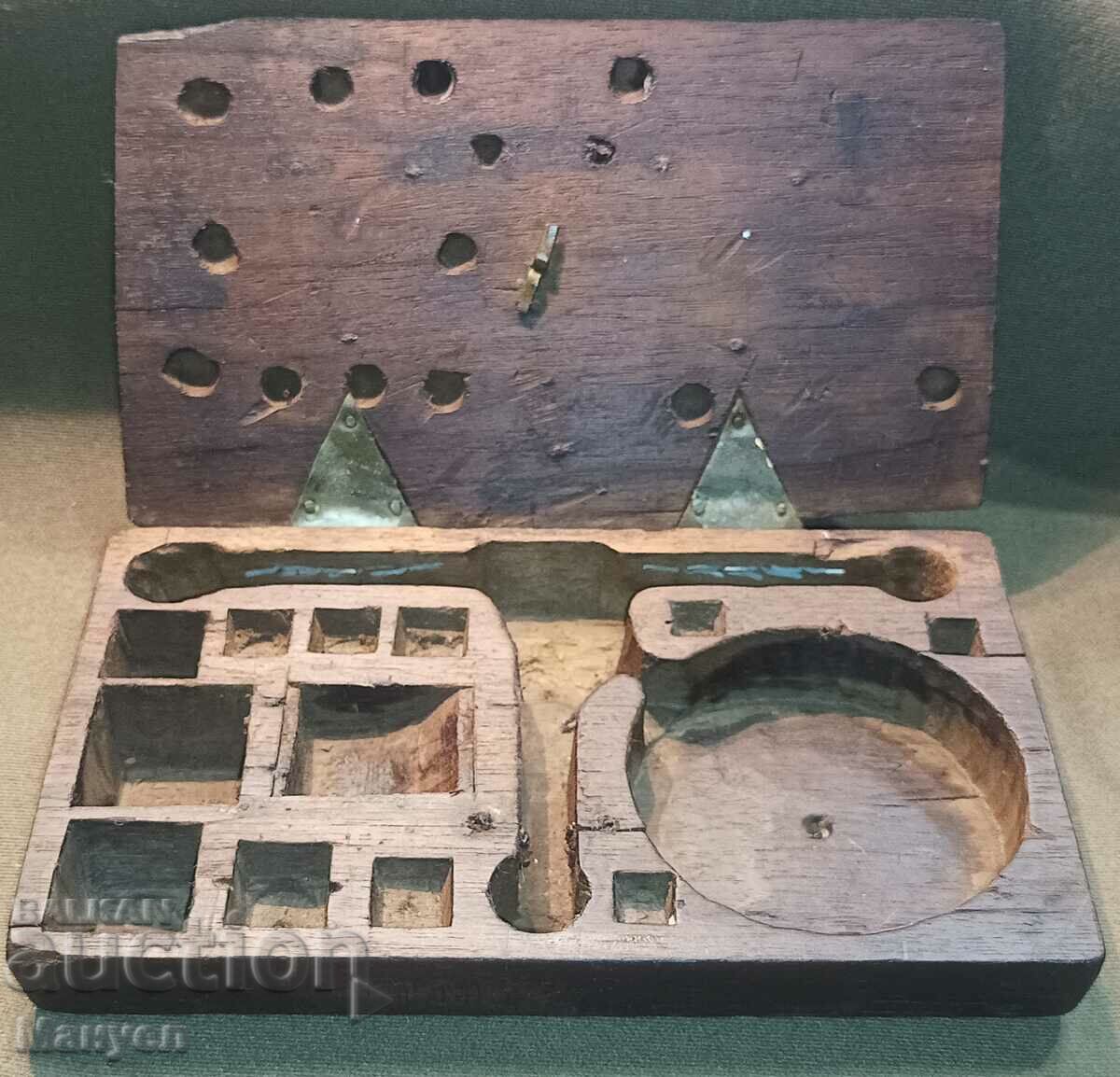 Delivery of Very old jewelry scale case Delivery of Very old jewelry scale case