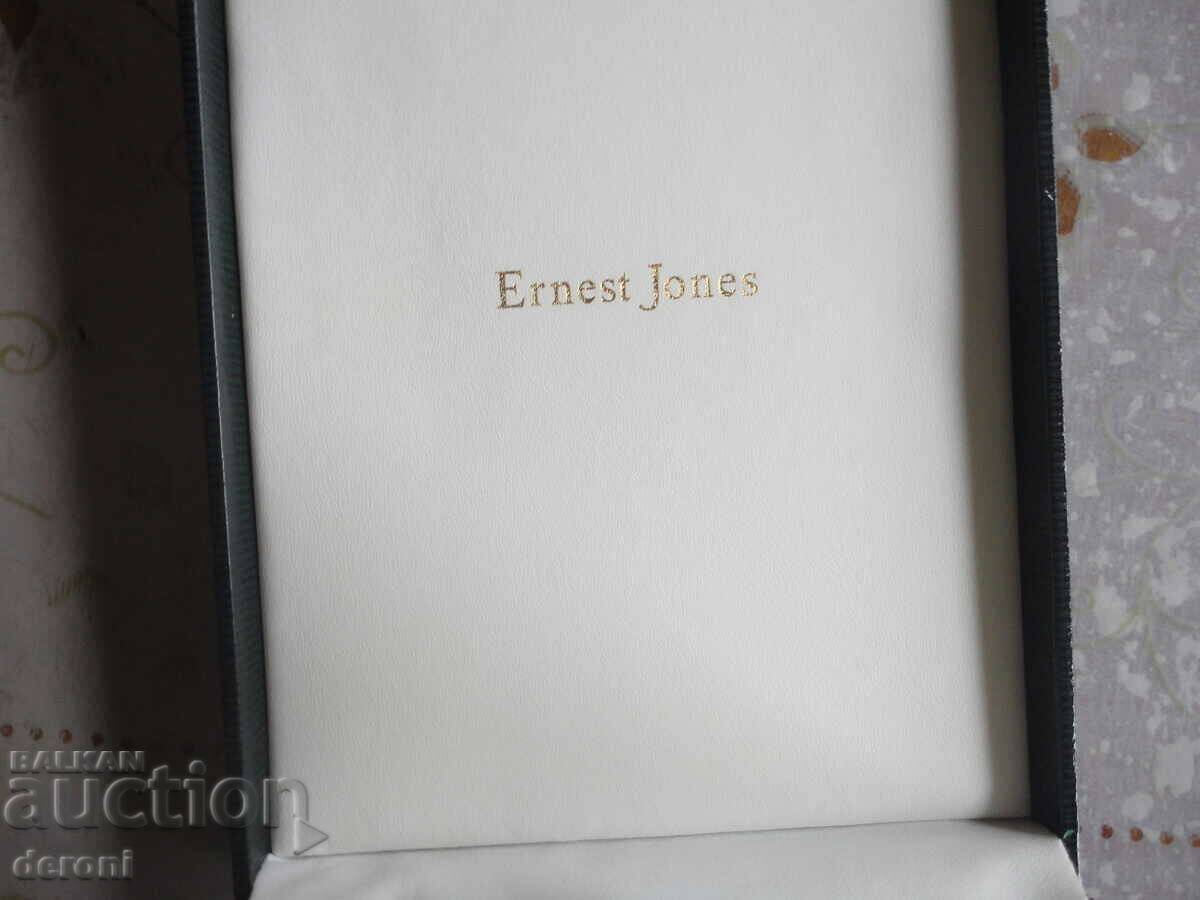 Delivery of Great Ernest jewelry box