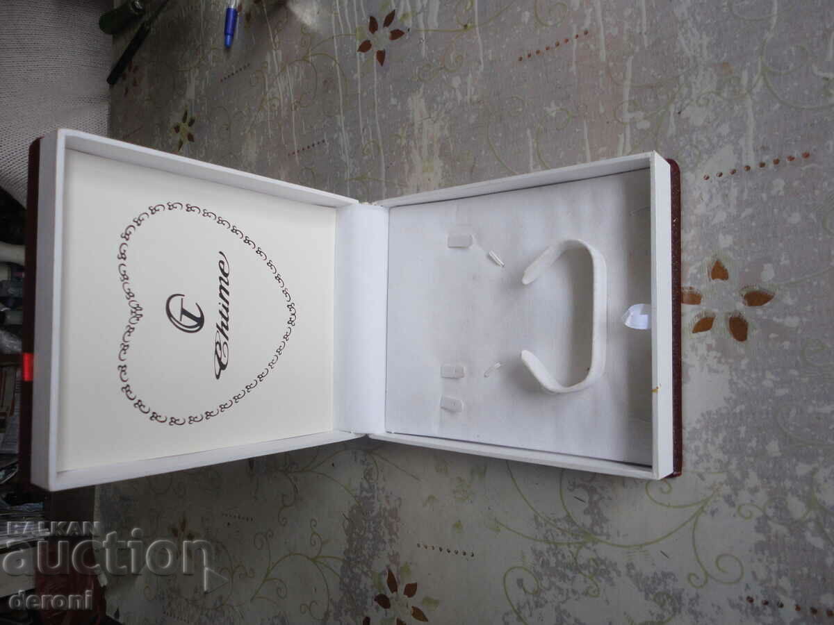 Auction  Amazing Jewelry Box 9