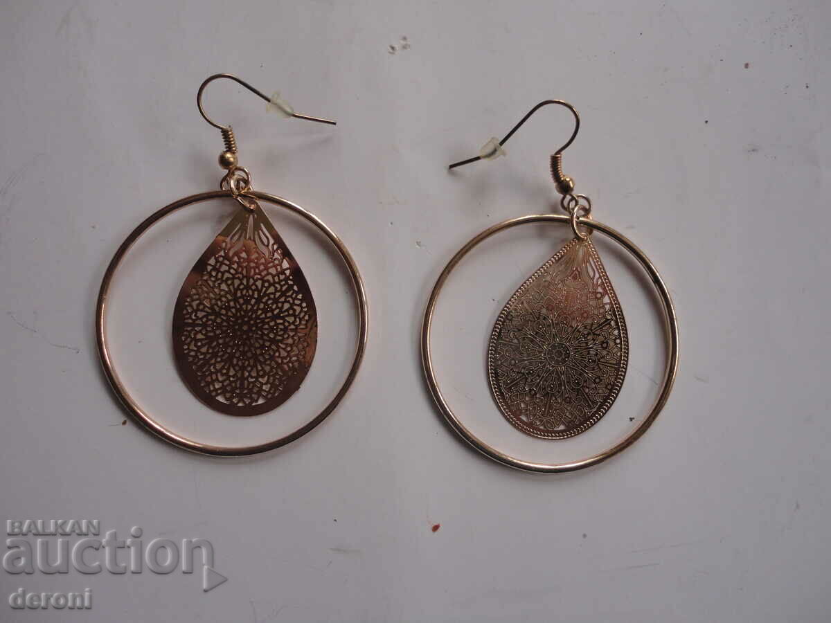 Licitație Cercei cu știfturi ajurate, placați cu aur Licitație Cercei cu știfturi ajurate, placați cu aur