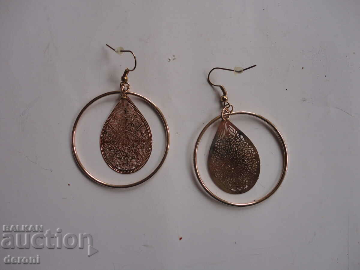 Livrarea Cercei cu știfturi ajurate, placați cu aur Livrarea Cercei cu știfturi ajurate, placați cu aur