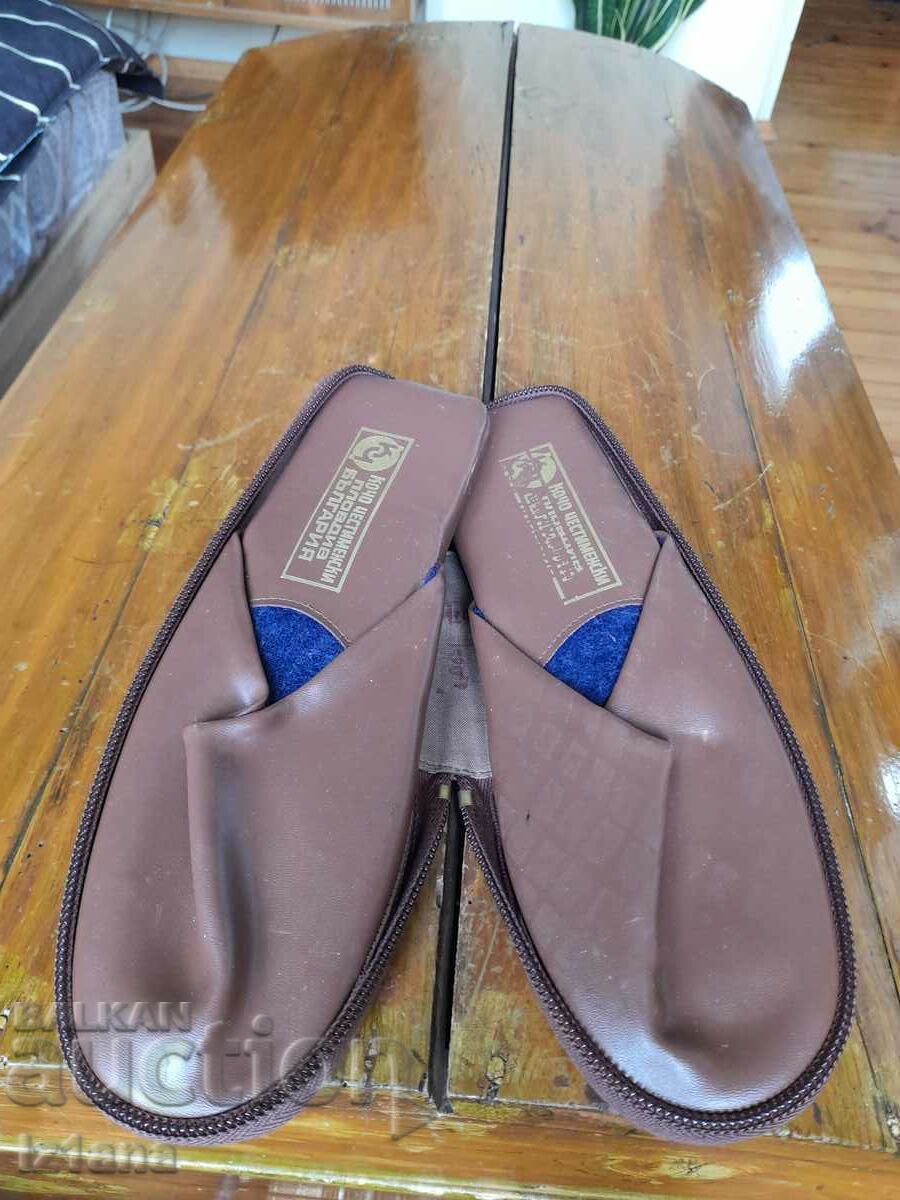 Livrarea Pantofi vechi, papuci