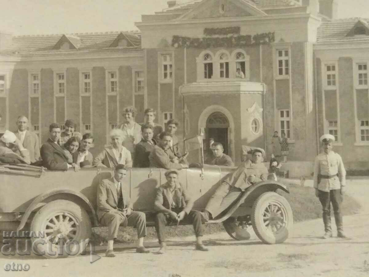 .ROYAL PHOTO-RETRO CAR with price 25.00 BGN | € 12.78 .ROYAL PHOTO-RETRO CAR with price 25.00 BGN | € 12.78