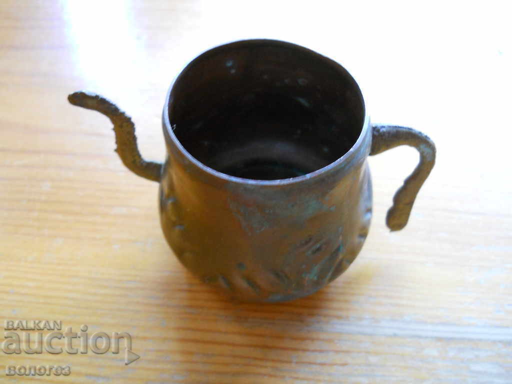 Cană veche de cupru pentru rachiu - lucrată manual cu preț 5.00 BGN | € 2.56 Cană veche de cupru pentru rachiu - lucrată manual cu preț 5.00 BGN | € 2.56