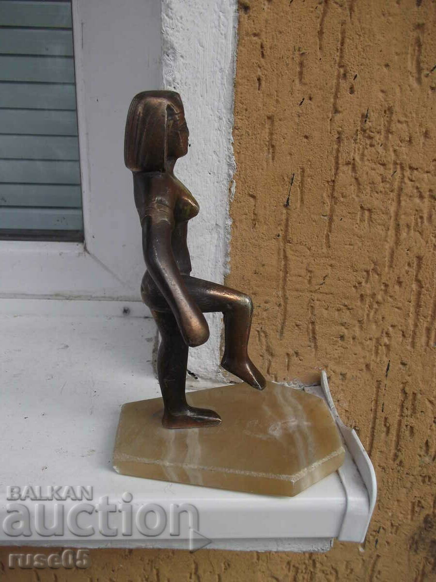 Delivery of Statuette "Woman from Ancient Egypt" metal on marble Delivery of Statuette "Woman from Ancient Egypt" metal on marble
