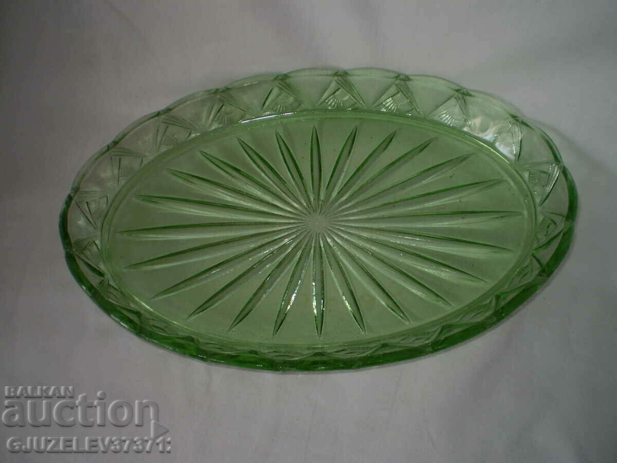 Зелена елепсовидна стъклена чиния