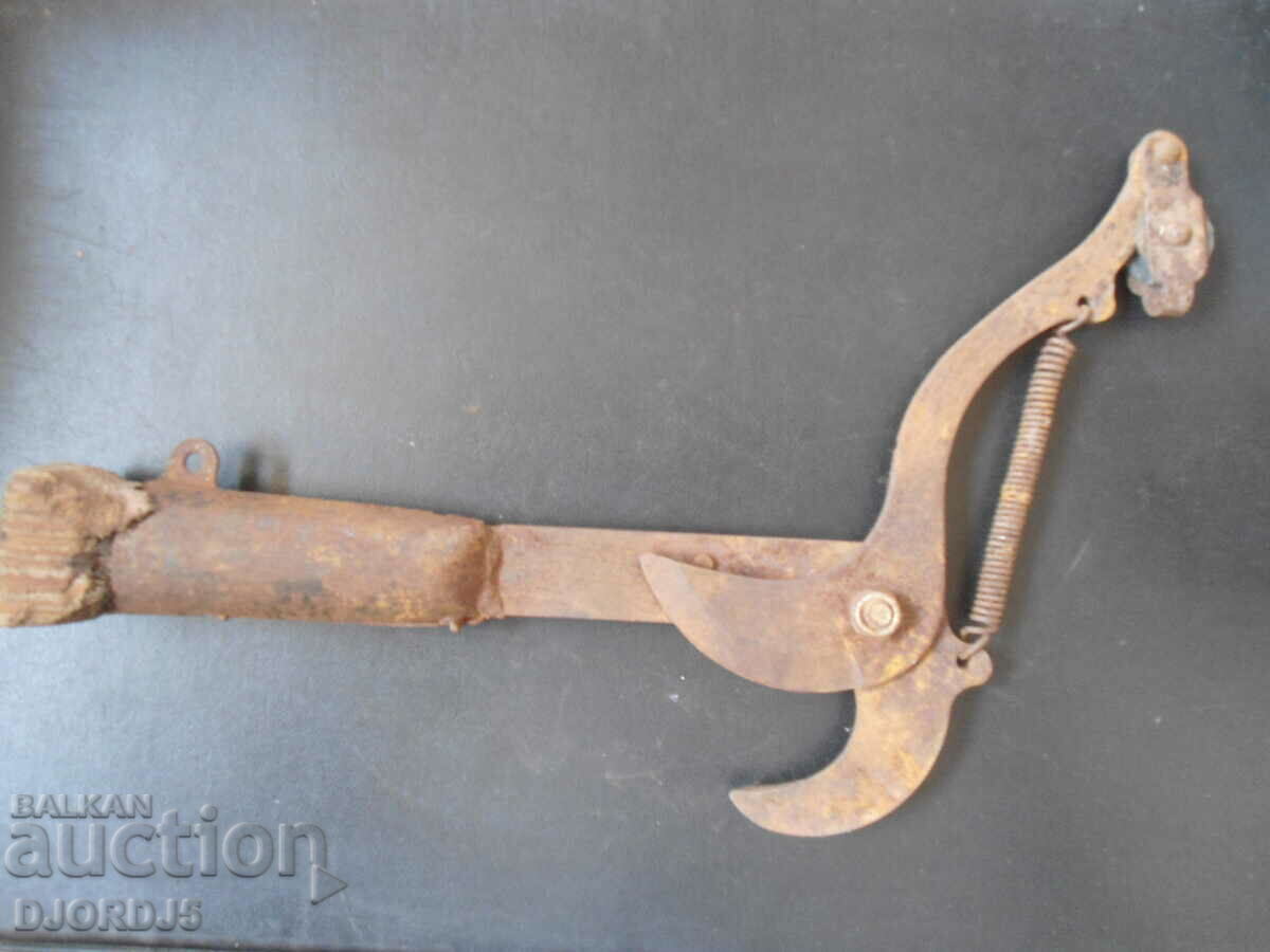 Old pruning shears. with price 6.00 BGN | € 3.07
