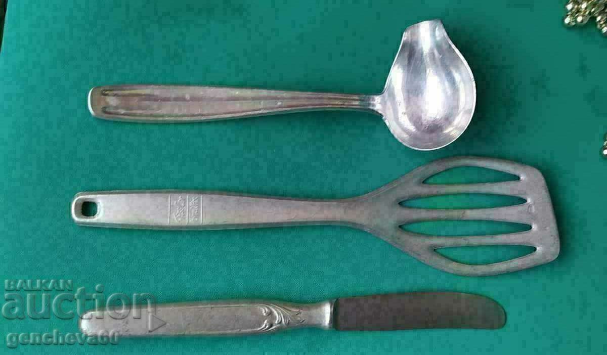 Livrarea Ustensile de bucătărie vintage din aluminiu