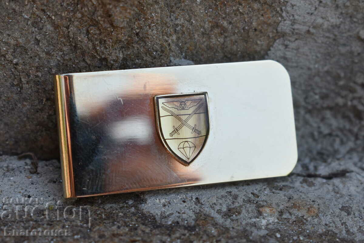 Delivery of A pinch of paratroopers