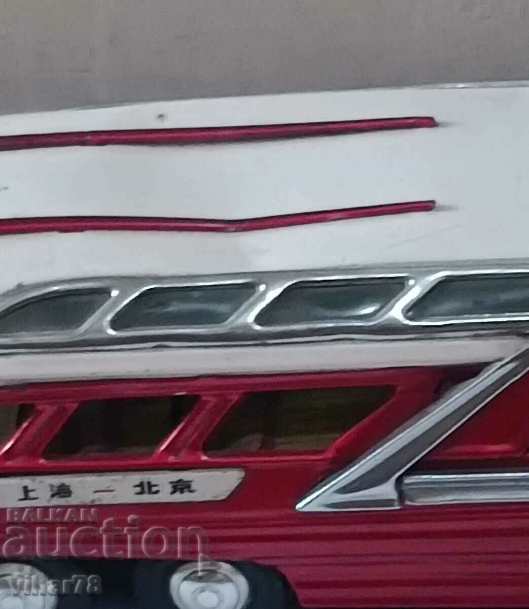 Παράδοση παλιό τουριστικό λεωφορείο από κασσίτερο