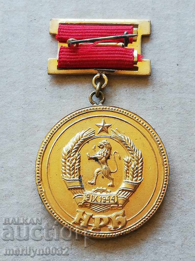 Auction  Gold Medal of Excellence and Exemplary Behavior