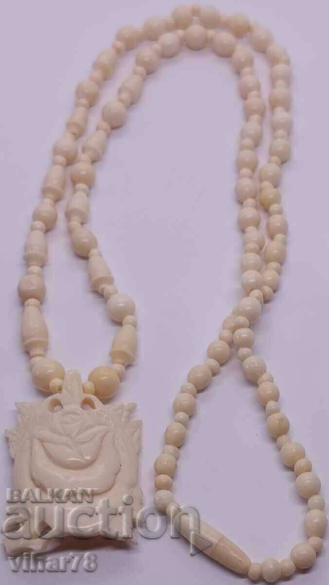 Παράδοση Παλιό κολιέ από κόκαλο καμήλας