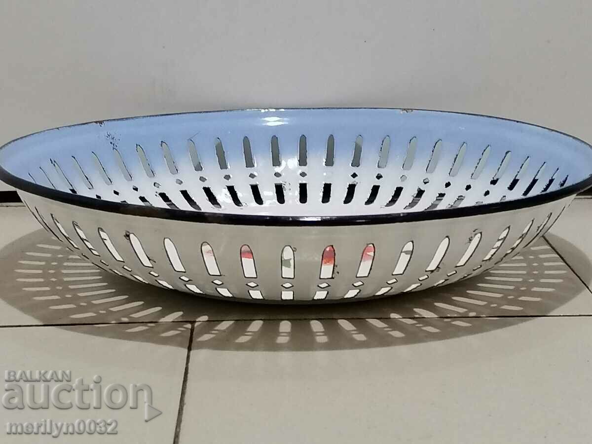 Auction Old enamelled bread pan enamel from the 1960s Auction Old enamelled bread pan enamel from the 1960s