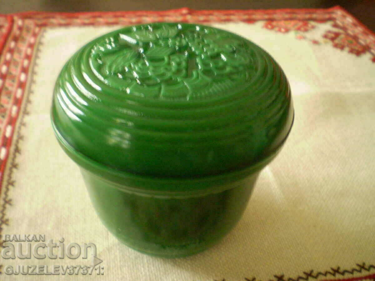 Аукцион КУТИЯ зА БИЖУТА СТЪКЛО МАЛАХИТ произведено в Чихословакия Аукцион КУТИЯ зА БИЖУТА СТЪКЛО МАЛАХИТ произведено в Чихословакия