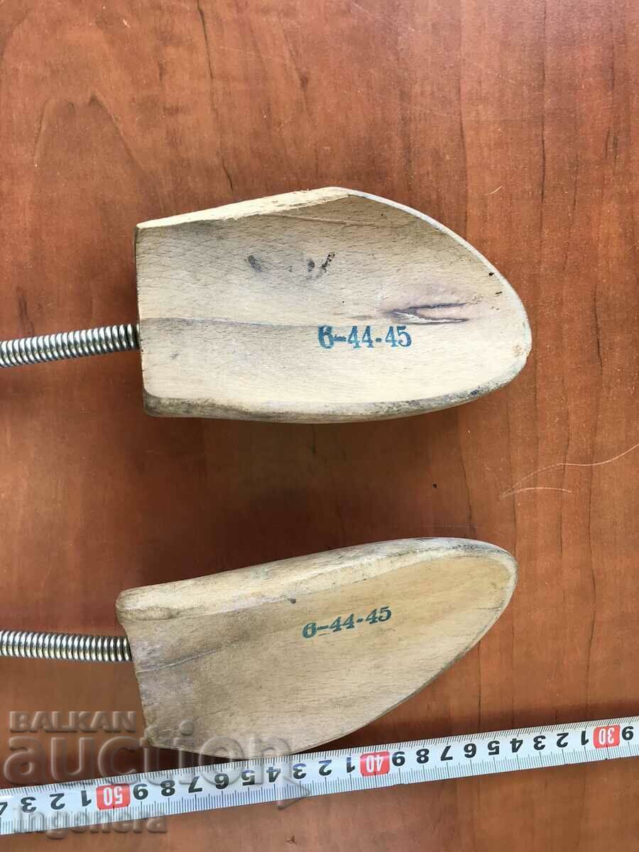 Delivery of MOLD SHOE MOLDS WOOD BRANDED TENSIONERS STRETCHERS Delivery of MOLD SHOE MOLDS WOOD BRANDED TENSIONERS STRETCHERS