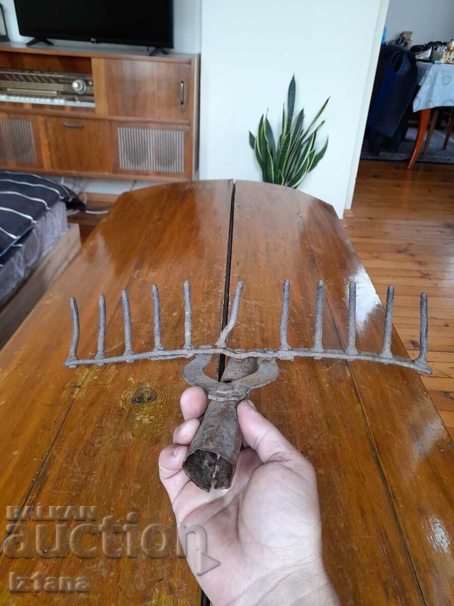 Vâsla antică cu preț 18.00 BGN | € 9.20