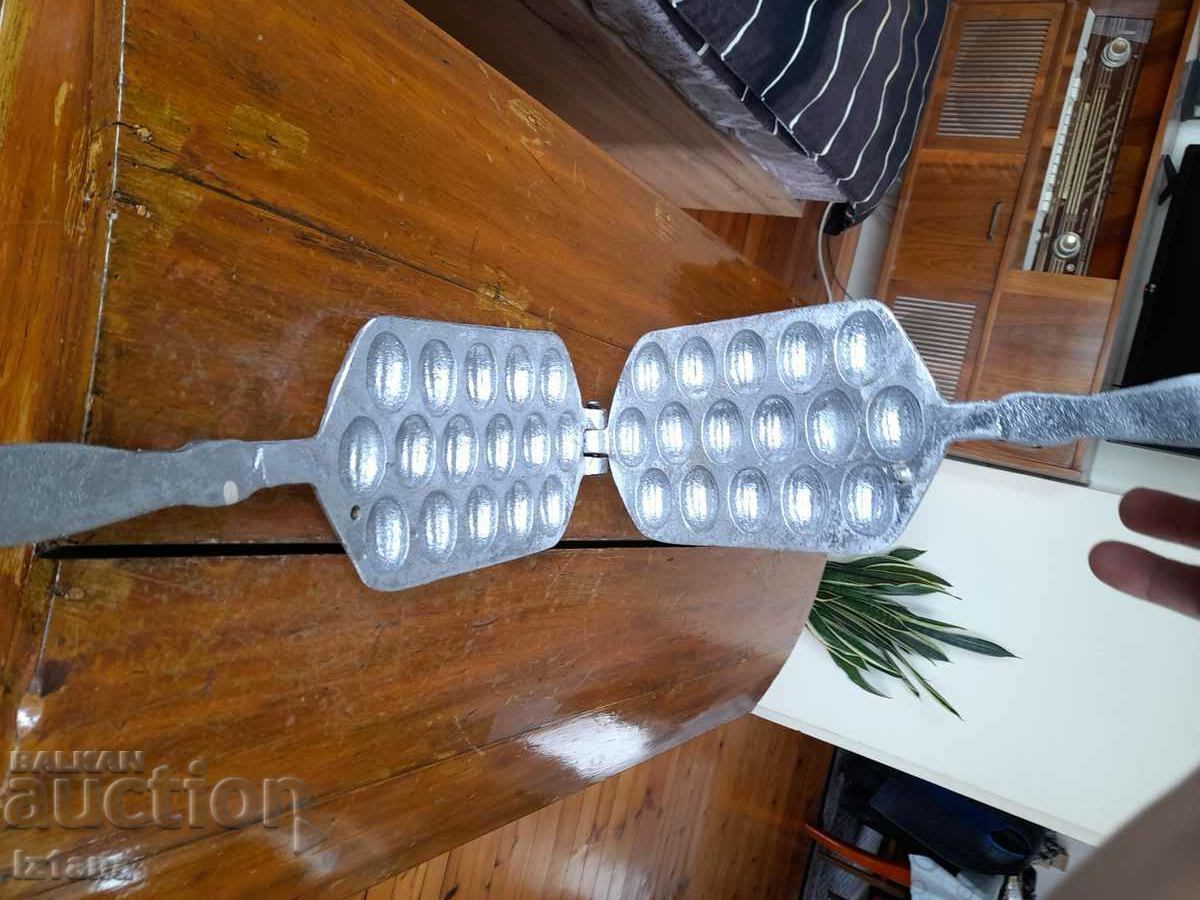 Old device for baking sweets, Nuts with price 45.00 BGN | € 23.01 Old device for baking sweets, Nuts with price 45.00 BGN | € 23.01