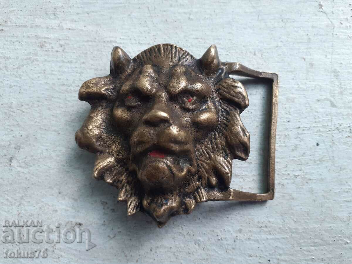 Delivery of Unique old bronze lion head buckle Delivery of Unique old bronze lion head buckle