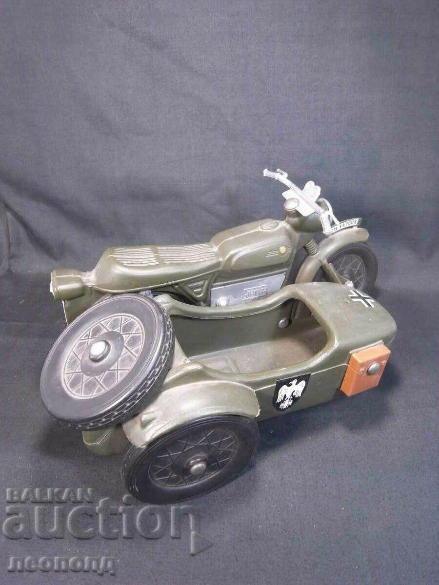 Auction 1/6 OLD PLASTIC TOY MOTORCYCLE WITH BASKET BMW R75 WEHRMACHT Auction 1/6 OLD PLASTIC TOY MOTORCYCLE WITH BASKET BMW R75 WEHRMACHT