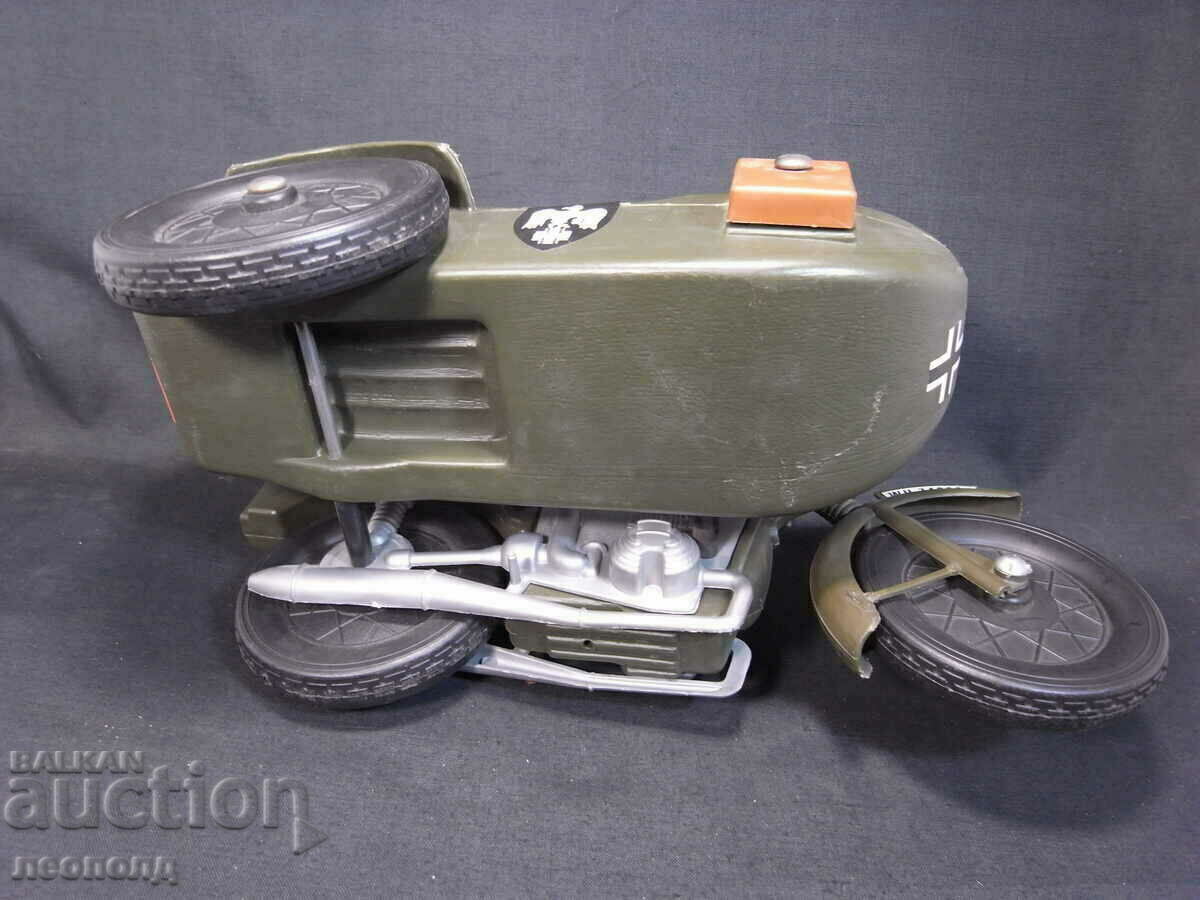 Delivery of 1/6 OLD PLASTIC TOY MOTORCYCLE WITH BASKET BMW R75 WEHRMACHT Delivery of 1/6 OLD PLASTIC TOY MOTORCYCLE WITH BASKET BMW R75 WEHRMACHT