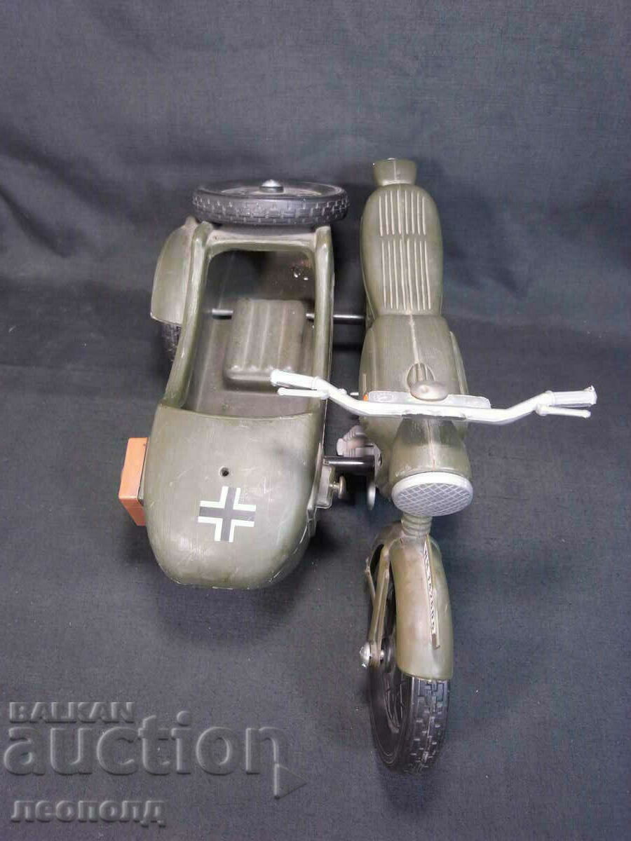 1/6 OLD PLASTIC TOY MOTORCYCLE WITH BASKET BMW R75 WEHRMACHT - 5 1/6 OLD PLASTIC TOY MOTORCYCLE WITH BASKET BMW R75 WEHRMACHT - 5