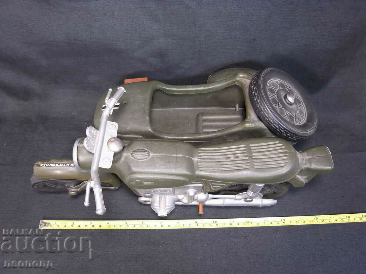 1/6 OLD PLASTIC TOY MOTORCYCLE WITH BASKET BMW R75 WEHRMACHT - 6 1/6 OLD PLASTIC TOY MOTORCYCLE WITH BASKET BMW R75 WEHRMACHT - 6