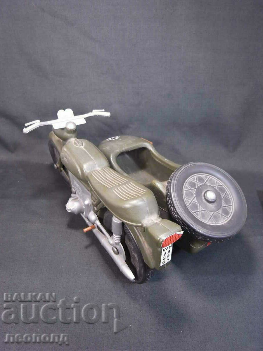 1/6 OLD PLASTIC TOY MOTORCYCLE WITH BASKET BMW R75 WEHRMACHT - 7 1/6 OLD PLASTIC TOY MOTORCYCLE WITH BASKET BMW R75 WEHRMACHT - 7