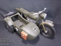 1/6 OLD PLASTIC TOY MOTORCYCLE WITH BASKET BMW R75 WEHRMACHT