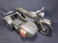 1/6 OLD PLASTIC TOY MOTORCYCLE WITH BASKET BMW R75 WEHRMACHT