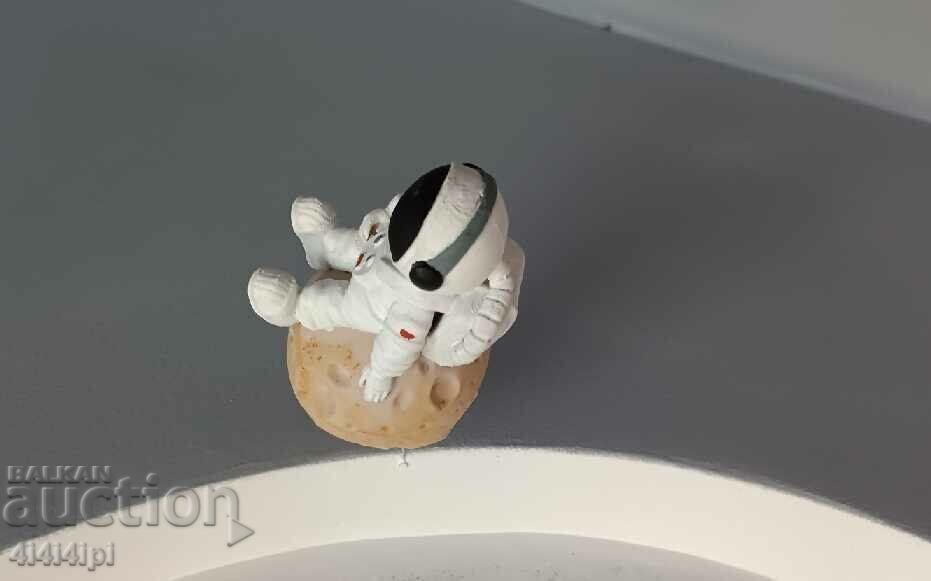 Космонавт с цена € 15.00 | 29.34 лв.