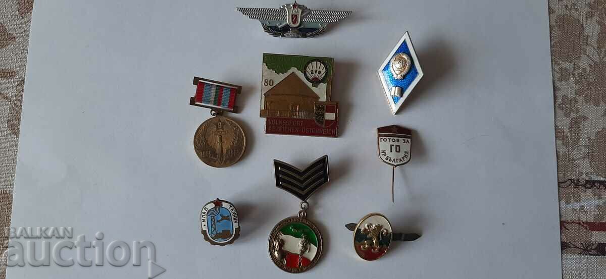 Collected lot of badges, military signs
