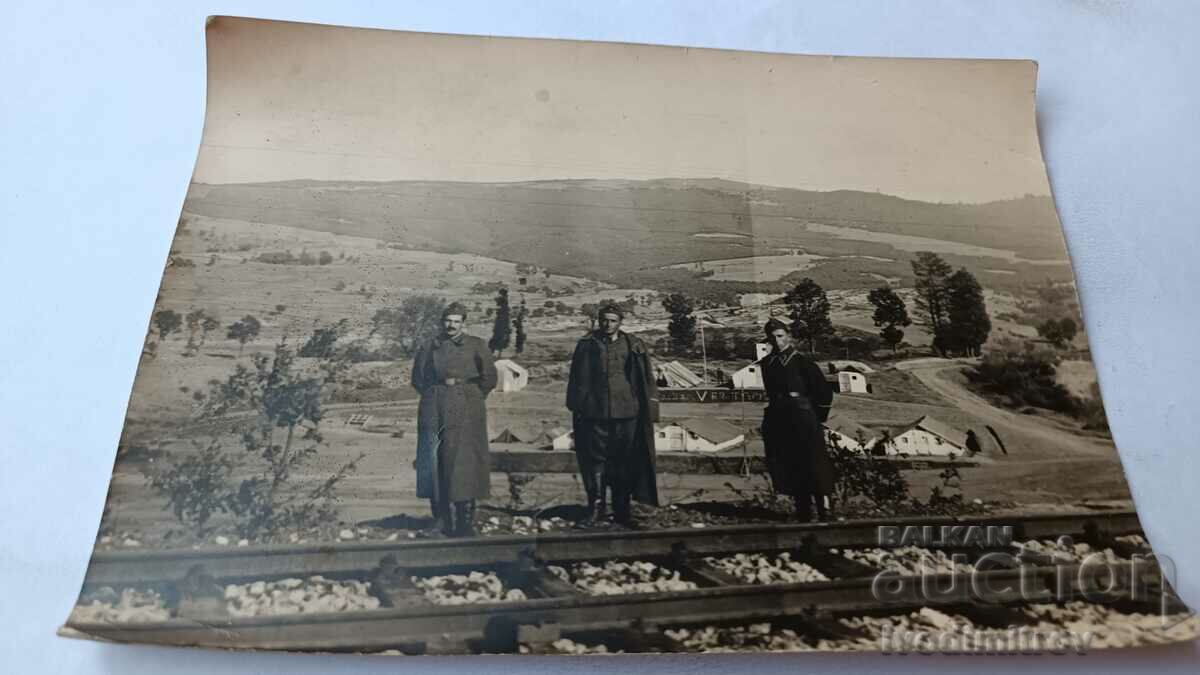 Φωτογραφία Τρεις στρατιώτες σε μια σιδηροδρομική γραμμή