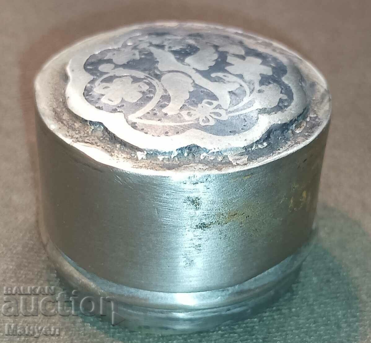 Аукцион Стара Османска кутийка за енфие,сребро,ниело. Аукцион Стара Османска кутийка за енфие,сребро,ниело.