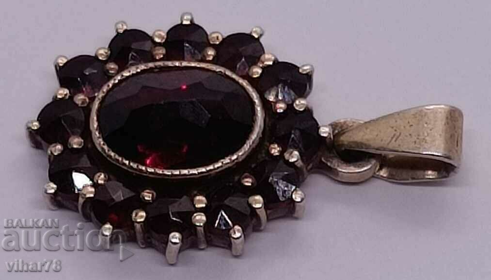 Auction  Beautiful silver pendant with garnet