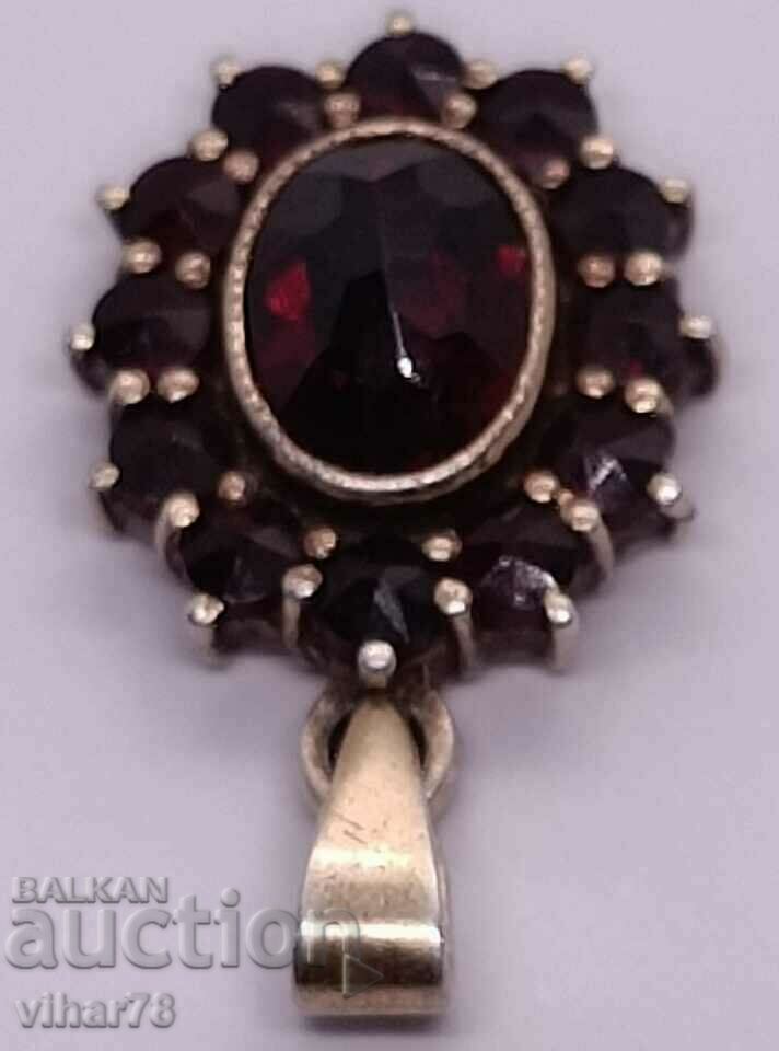 Delivery of Beautiful silver pendant with garnet