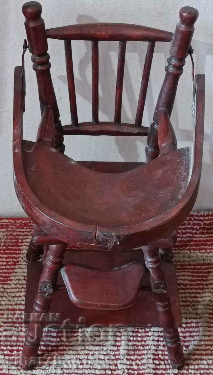 Scaun de păpuși vechi