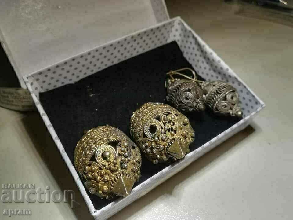 Auction  Renaissance earrings, buttons, jewelry, arpalia. 2 pairs.