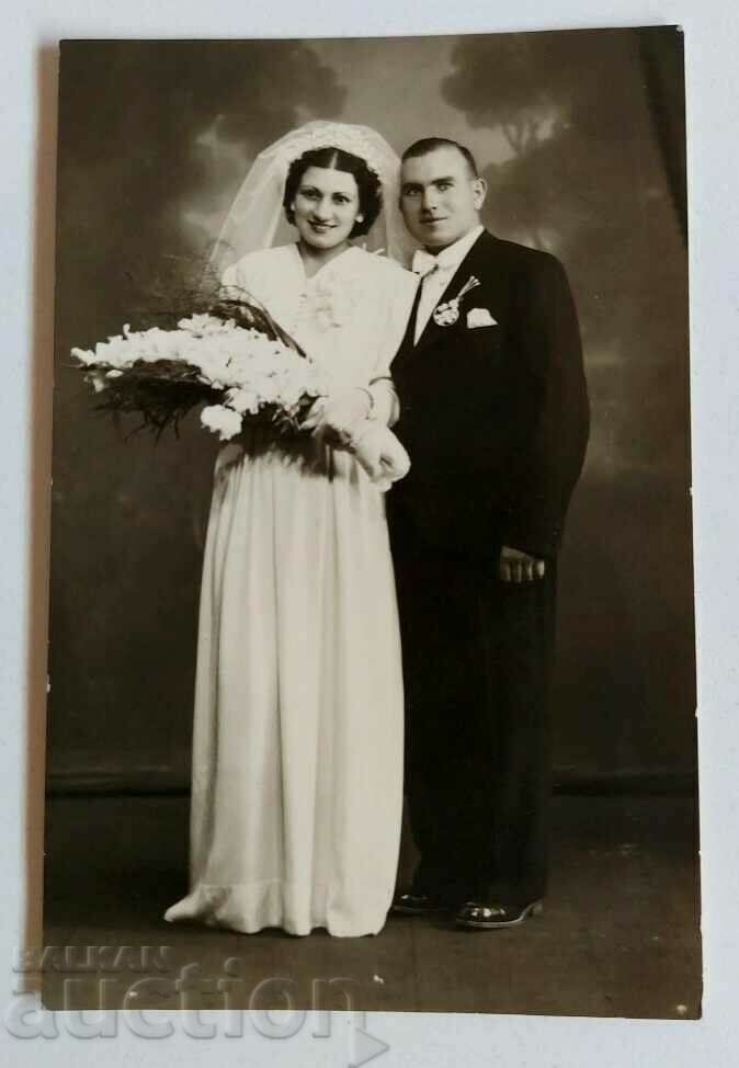 1942 NUNTA NUNTA NUNTA FOTO FOTOGRAFIE VECHE cu preț 15.00 BGN | € 7.67 1942 NUNTA NUNTA NUNTA FOTO FOTOGRAFIE VECHE cu preț 15.00 BGN | € 7.67