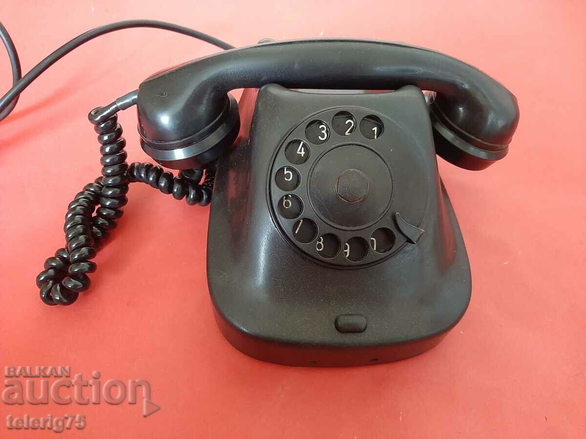 Telefon retro din bachelit bulgaresc de la începutul anilor 1960