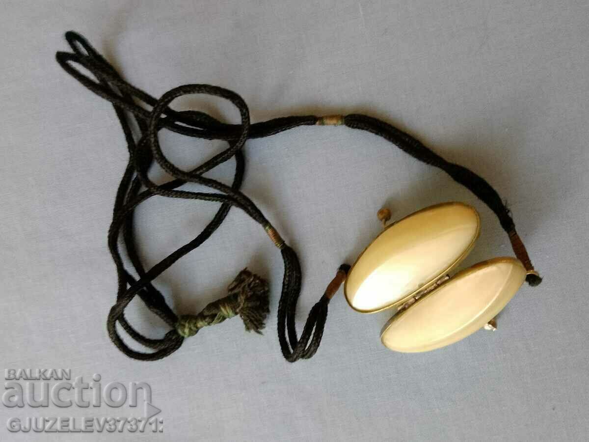 Auction very rare natural shell protmone for neck wear with Auction very rare natural shell protmone for neck wear with